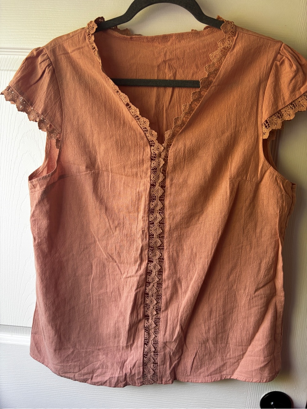 Women’s Lace-Trim Flutter Sleeve Top - Dusty Pink